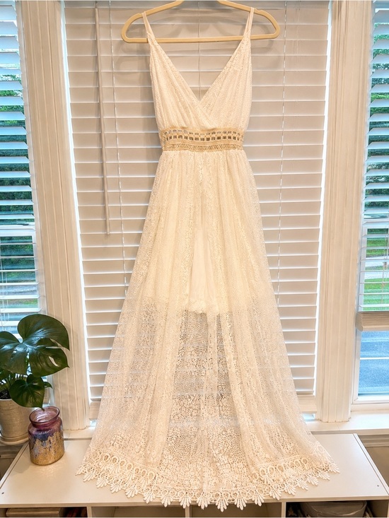 Dresses & Skirts - White Lace V-Neck Maxi Dress with Decorative Waist